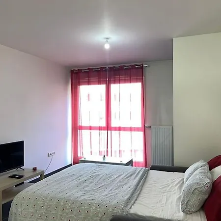 Spacious Studio 5 Min To Seine & M14 Rerc شقة باريس